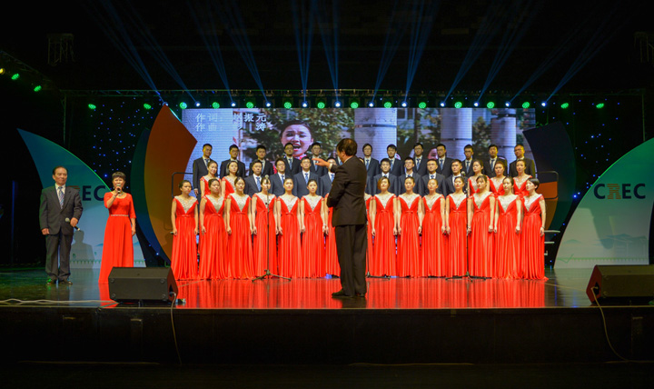 黃美珍、魏明政與華東分院合唱團在高大陸的指揮下唱響新能源.jpg