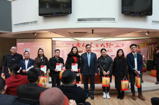 1496425130129447.jpg 9-趙振元與抽獎活動中獲獎的讀者們親切合影.jpg