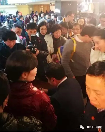 1496425428138683.jpg 15-讀者排隊等候簽名,把趙振元圍得水泄不通.webp.jpg