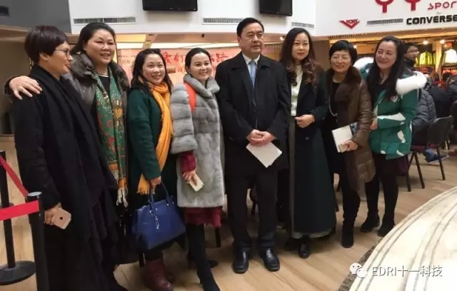 1496425603605759.jpg 17-趙振元和讀者們親切合影.webp.jpg