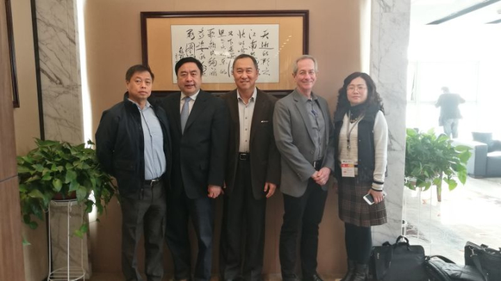 11-趙振元、副院長姚虹與洪啟財(cái)副總裁一行親切合影.jpg
