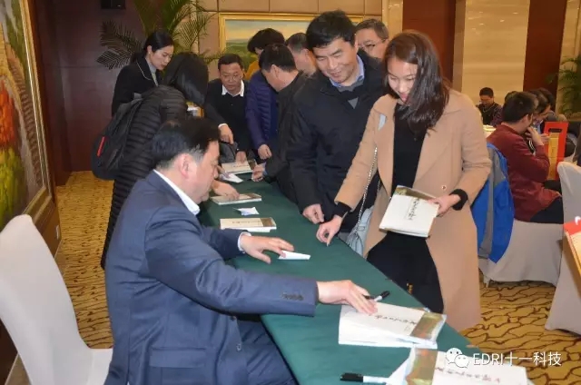 1496476533139771.jpg 6-現場等待簽贈的同志排起了長龍.webp.jpg