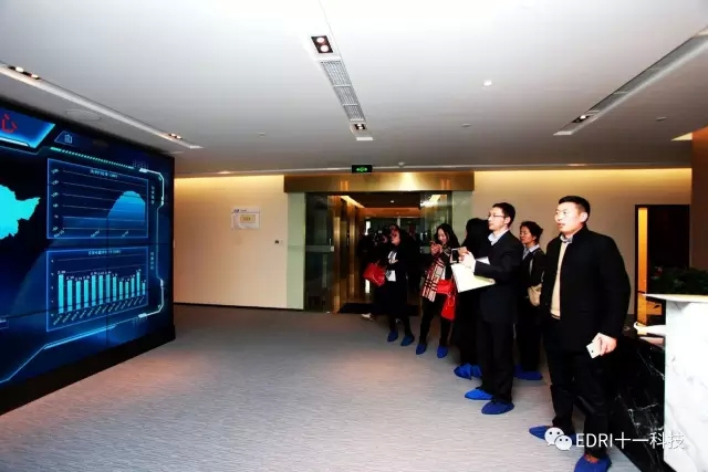 1496482878104168.jpg 7-與會(huì)代表參觀25樓新能源管控中心.webp.jpg