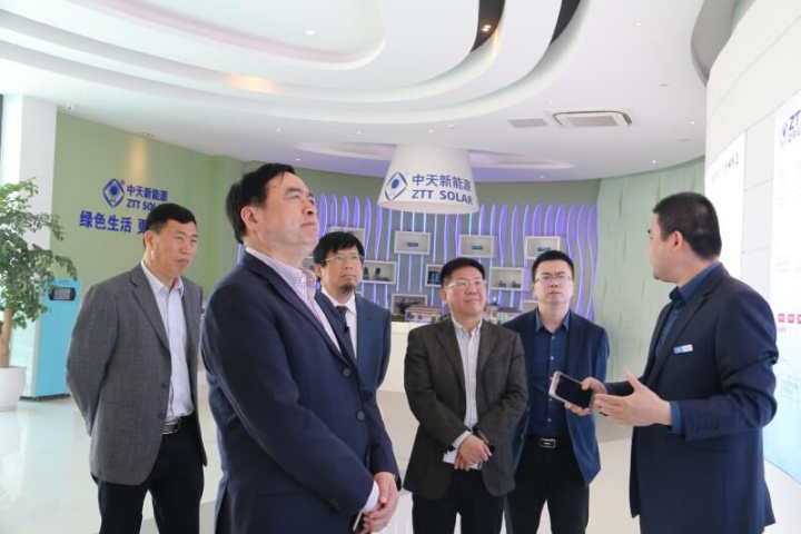 1496505125969280.jpg 7-中天新能源繆永華總經(jīng)理在展廳向趙振元同志一行做介紹參觀.jpg