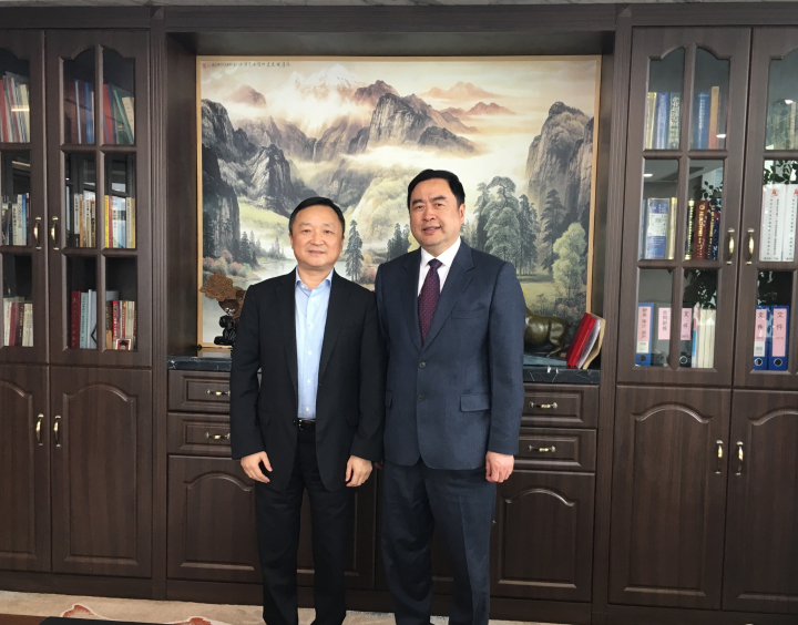 1496508399861832.jpg 6-趙振元董事長與卞家駿總裁在趙振元同志的辦公室親切合影.jpg